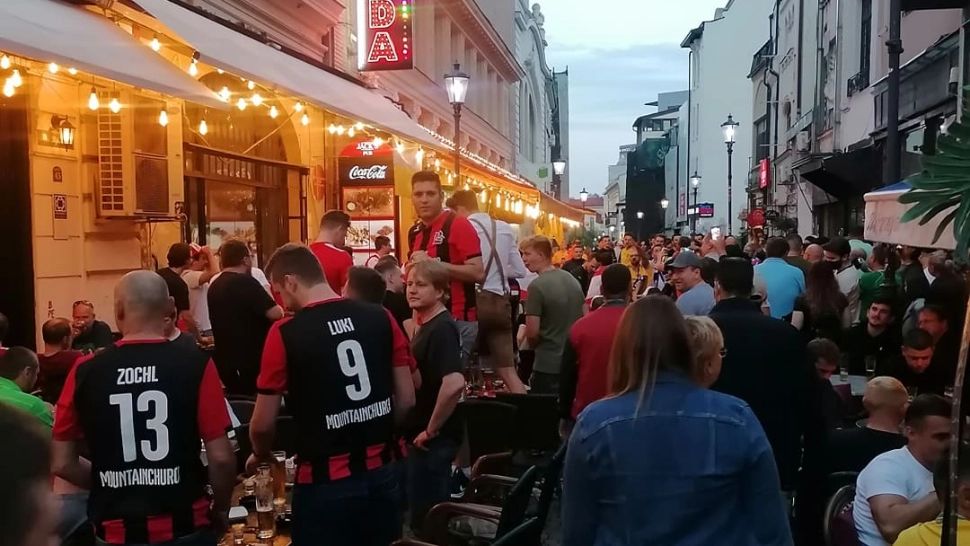 Atmosferă festivă în Capitală înaintea meciului Ucraina-Austria: Fanii echipelor cântă și dansează în Centrul Vechi - VIDEO