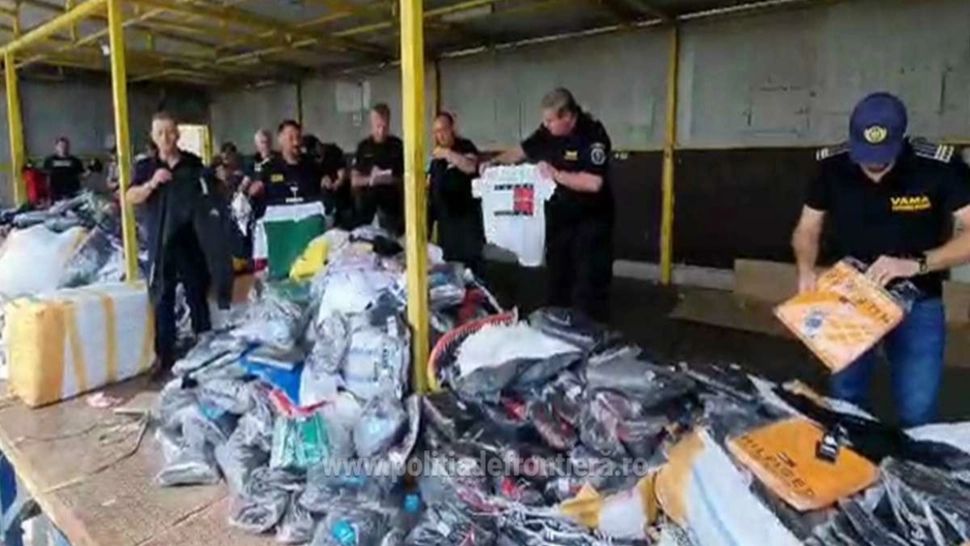 FOTO/ VIDEO  Haine contrafăcute în valoare de un milion de euro, confiscate de polițiștii de frontieră. Marfa venea din Turcia