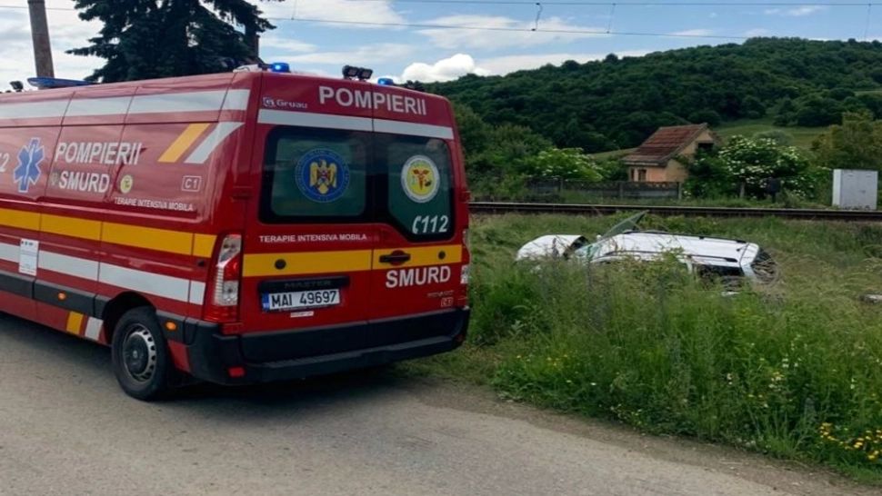 FOTO Autoturism LOVIT de un tren accelerat, în Bistrița-Năsăud! Cum se simte șoferul 