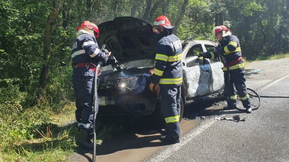 Imagini de COȘMAR lângă Babadag! Mașină în mers, cuprinsă de FLĂCĂRI - Ce au pățit pasagerii