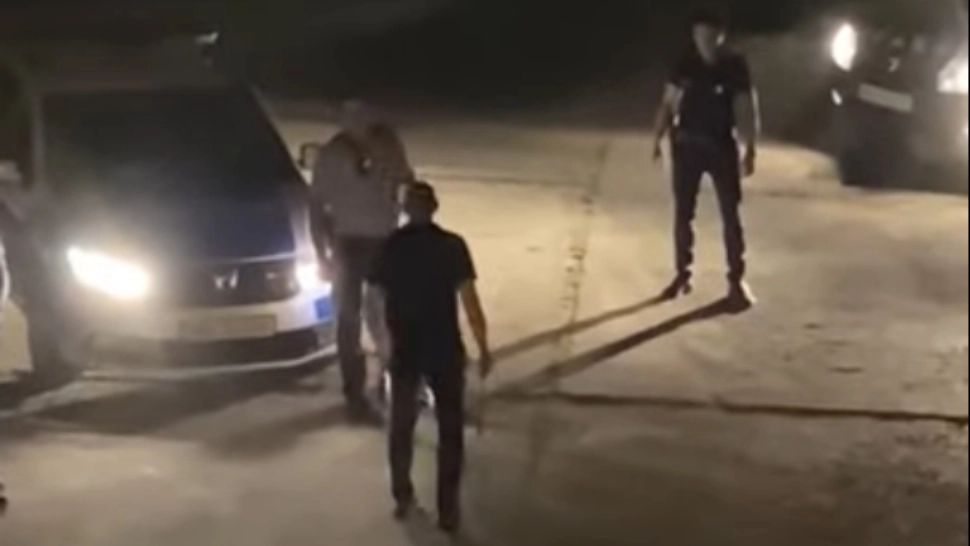 VIDEO Scandal cu topoare în centrul Bârladului, un bărbat agresiv a fost reținut