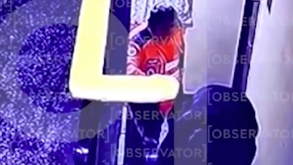 Bătrână cu fractură la șold, în genunchi pe scări. Ambulanțierul a stat și s-a uitat la ea