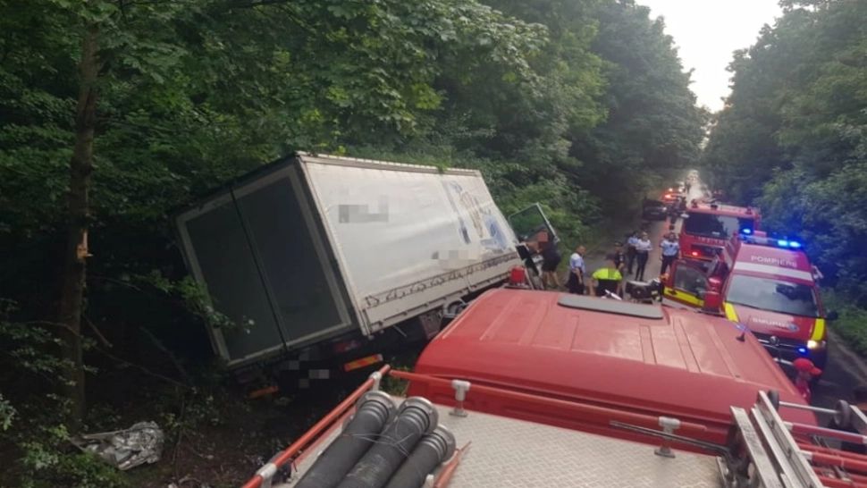 Doi morți și doi răniți după ce un tir bulgăresc a intrat în coliziune cu un autoturism, pe DJ 601. Printre victime, și un copil de 4 ani