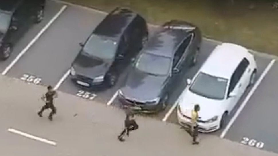 VIDEO ȘOCANT Tânăr snopit în bătaie de 3 agresori, într-o parcare din Brașov