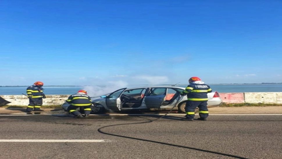 O mașină în care se aflau 2 copii a luat foc pe podul de la barajul Mihăilești-Giurgiu