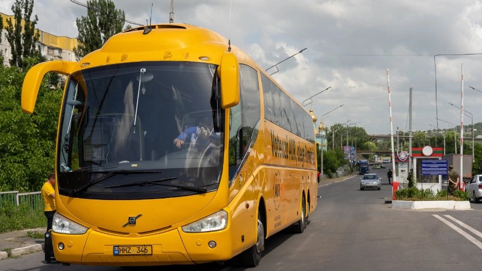 Caravana AUR, blocată de o bandă cu zimți la vama de pe Nistru: Separatiștii ar fi încercat să taie cauciucurile autobuzului