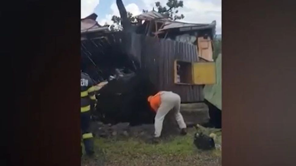 VIDEO - Casă distrusă de vântul puternic la Bacău - Imaginile dezastrului