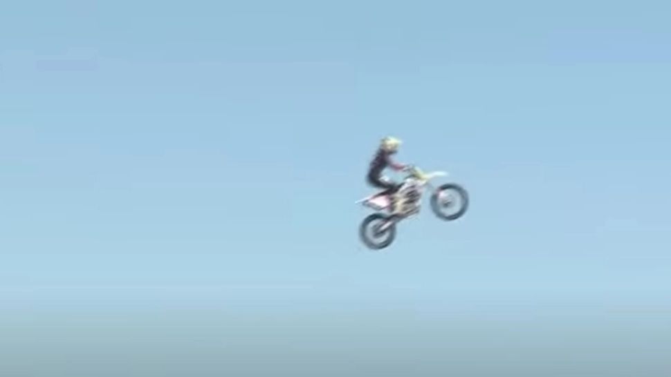 Tragedie filmată. Un cascador american a murit în timp ce se antrena pentru doborârea recordului mondial la săritura cu motocicleta