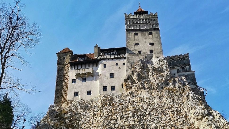 Vaccinare anti-COVID-19 în toată luna iunie la Castelul Bran - În premieră, se pot imuniza și copiii de peste 12 ani