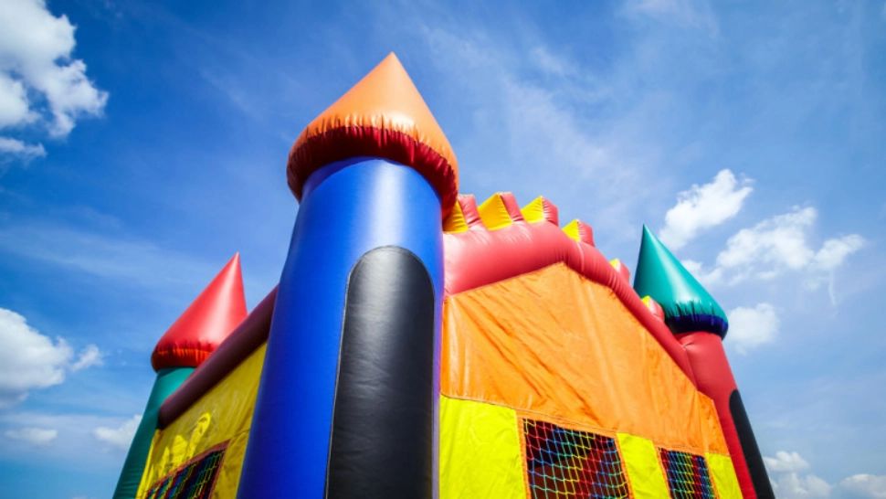 VIDEO Copii în stare gravă după explozia unui castel gonflabil - Imaginile cu oribilul accident