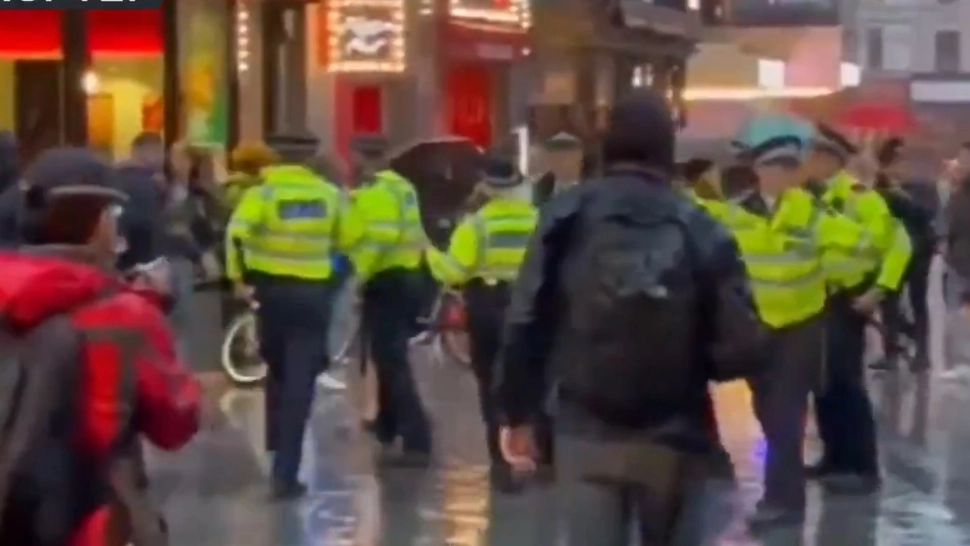 Bătaie între protestatarii a două echipe de fotbal din Campionatul European: Treizeci de persoane au fost arestate