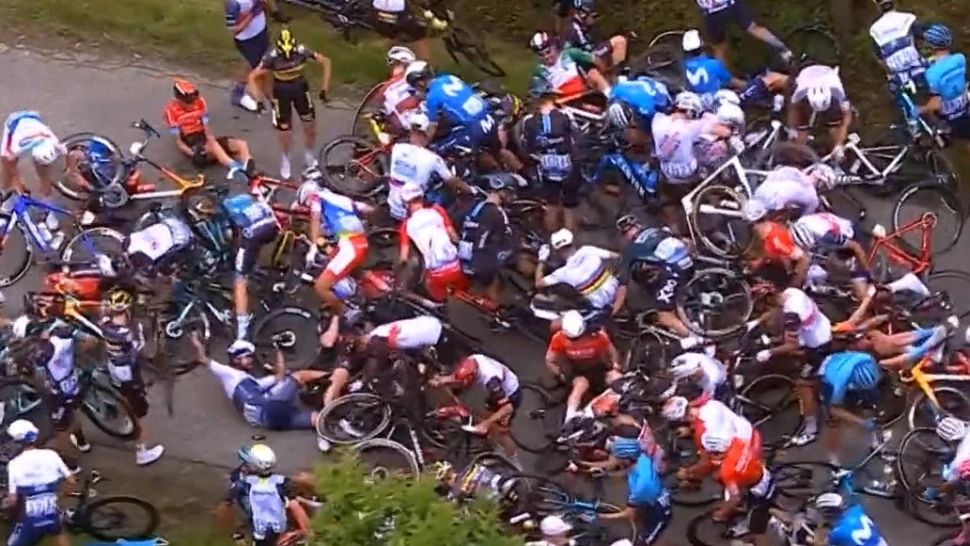 VIDEO - Cea mai mare căzătură din istoria Turului Franței - Aproape toți cicliștii au ajuns la pământ din cauza unui pieton