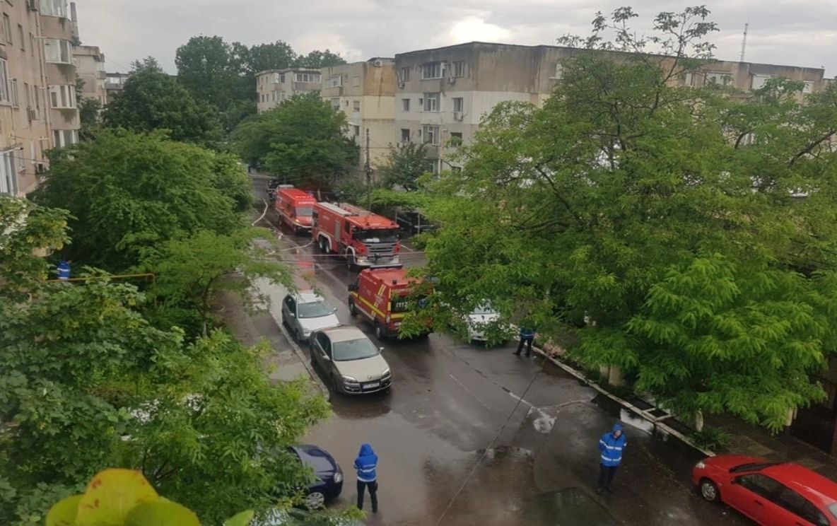 Panică într-un bloc din Constanța - Mai multe explozii s-au produs la subsolul clădirii