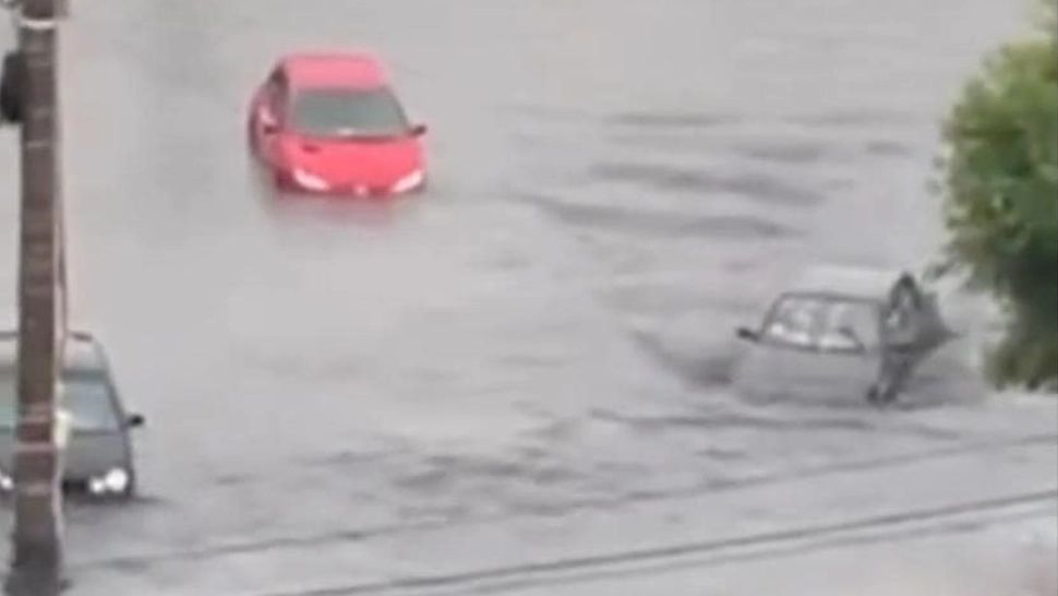 Probleme în București - Pompierii intervin pentru evacuarea apei din subsolurile a trei case și de la o școală