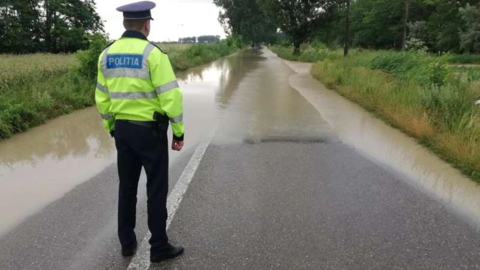Drum județean ÎNCHIS în Vrancea din cauza inundațiilor! Douăzeci de gospodării au fost inundate