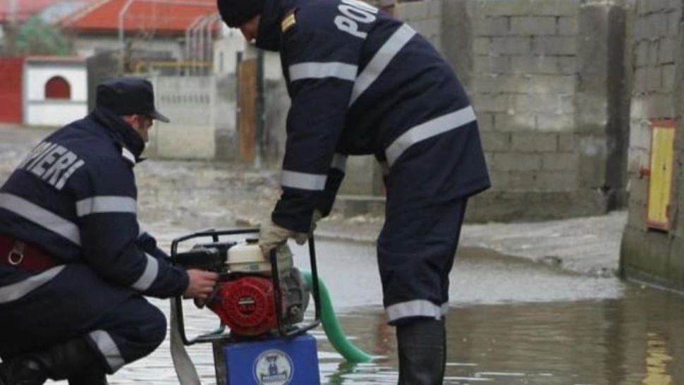 Bilanțul stricăciunilor produse de vremea rea, în ultimele ore - 13 județe sunt afectate, un om e dat dispărut 