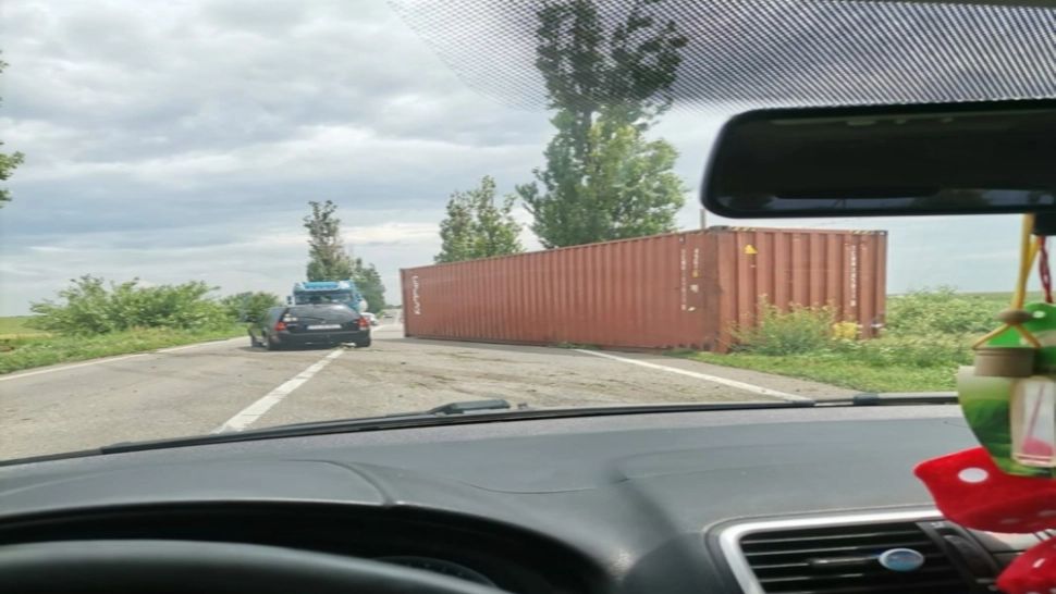 Un container s-a răsturnat pe carosabil, pe DN 1D. Trafic îngreunat la ieșirea din Prahova, spre Ialomița