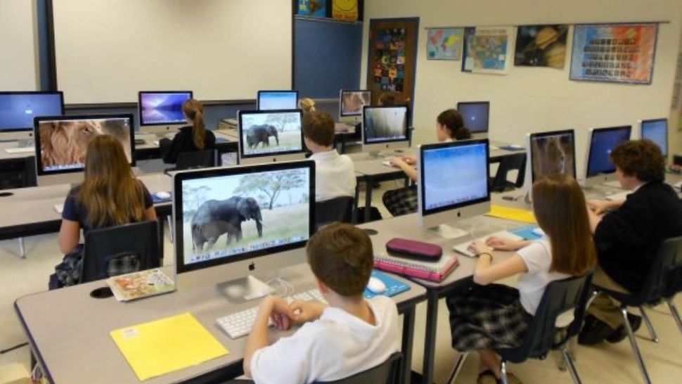 Pretestarea PISA - făcută pe calculator, PRIMA oară, în România. Câți elevi de 15 ani au participat