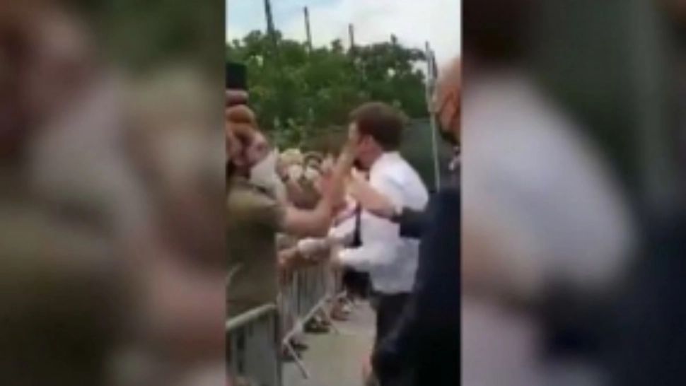 Bărbatul care l-a pălmuit pe Emmanuel Macron: Mai întâi m-am gândit să dau în el cu un ou sau o tartă