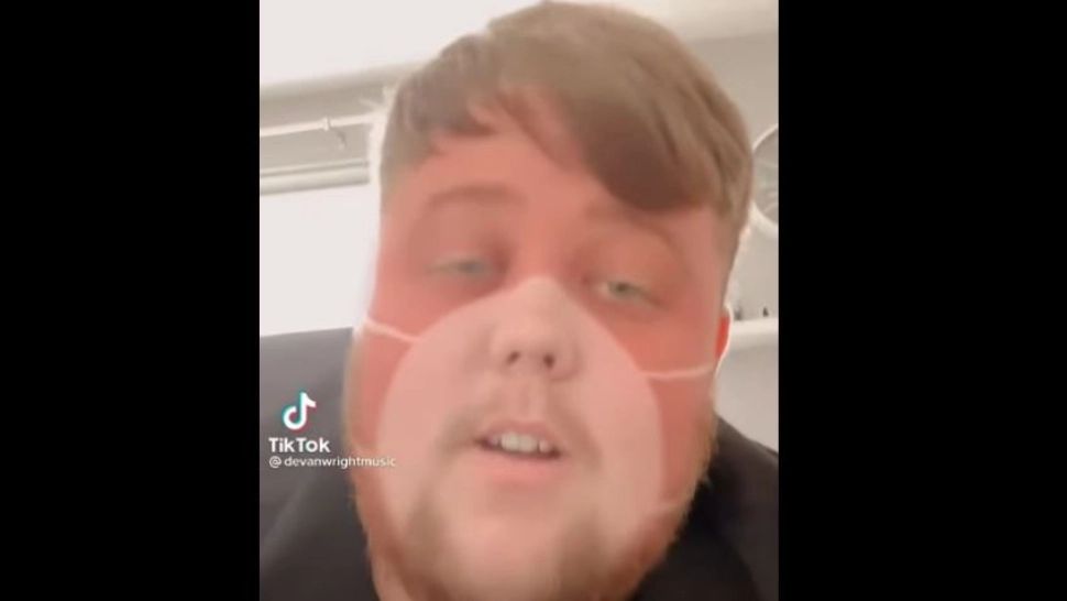 VIDEO | Un englez s-a bronzat cu...masca pe față, din obișnuință