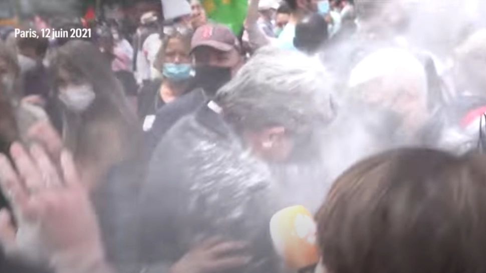 VIDEO | Politician francez, atacat cu făină în timpul unui marș