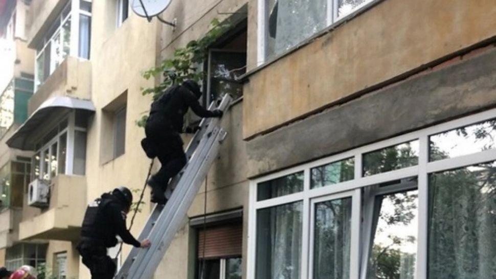 Un bărbat și-a sechestrat soția și soacra, într-un apartament, la Craiova. Polițiștii au intrat pe geam - VIDEO