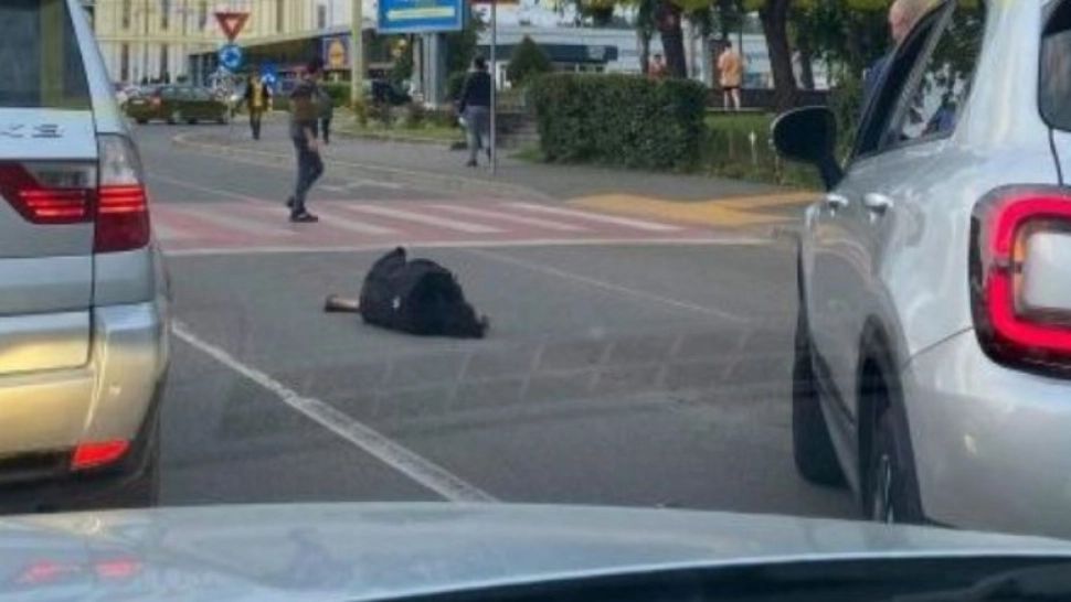 Caz șocant, în Satu Mare: femeie căzută în mijlocul străzii, ignorată de șoferi