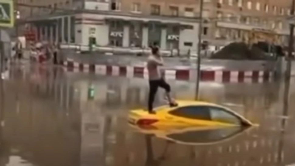 VIDEO Imagini APOCALIPTICE la Moscova: străzi inundate și acoperișuri smulse de vânt în urma unei furtuni violente