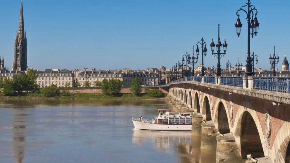 Un român a căzut cu camionul într-un fluviu din sud-vestul Franței. De trei zile autoritățile îl caută pe șofer 