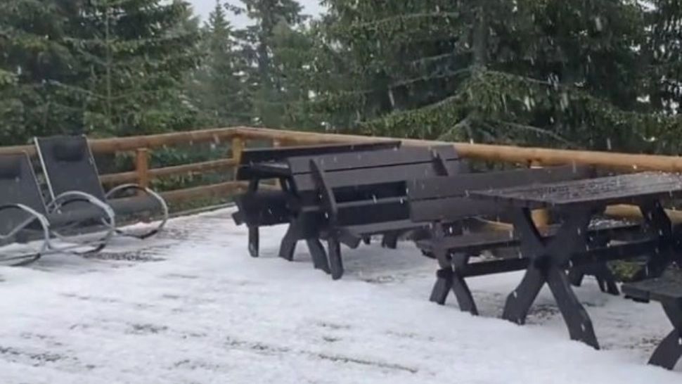 VIDEO Ploaie cu grindină la Sinaia - S-a depus un strat gros de gheață