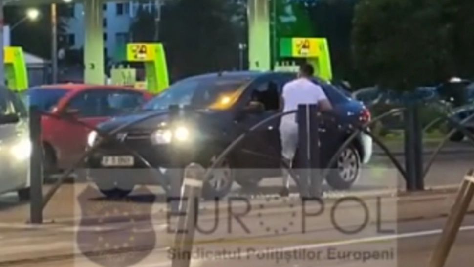 Acum s-a aflat - Cine e de fapt bărbatul care a atacat cu o crosă de golf un șofer, în București - A fost reținut de poliție