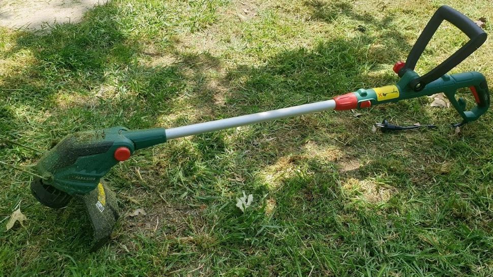 Caz șocant, în jud. Botoșani: a murit electrocutat în timp ce tundea gazonul