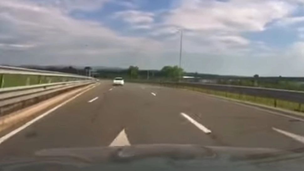 Un șofer a fost surprins în timp ce conducea pe contrasens, pe Autostrada Transilvania - Imagini incredibile VIDEO