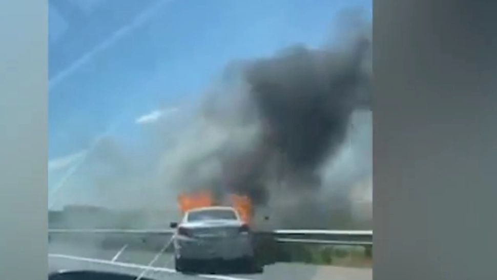 O mașină fără frâne a luat foc pe autostrada Arad - Timișoara: doi tineri în stare gravă, după ce au sărit din mers