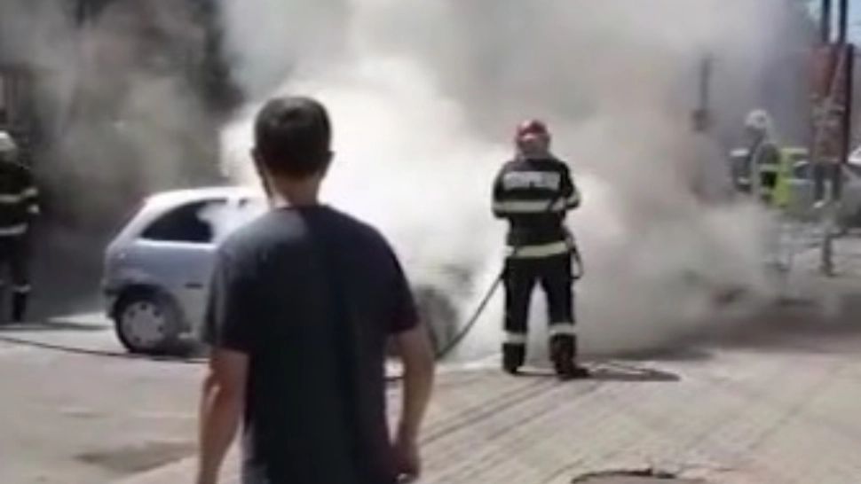 Mașină în flăcări, pe o stradă aglomerată din Bistrița - VIDEO
