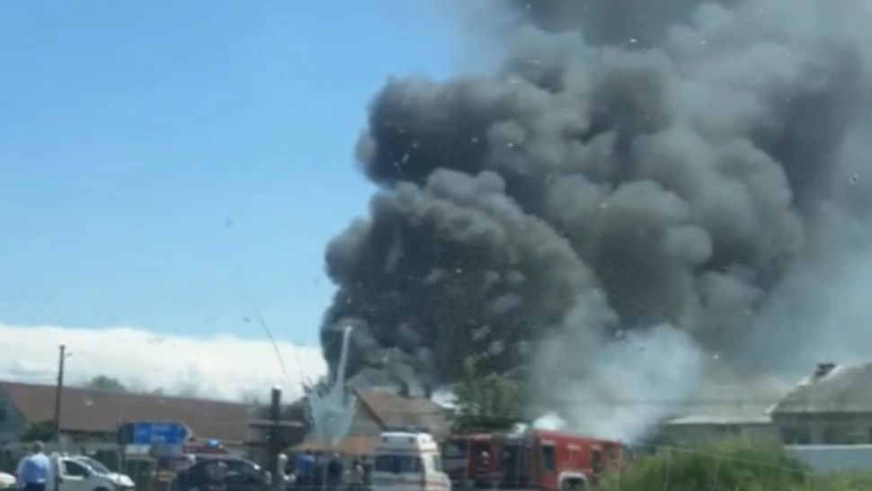 VIDEO Incendiu de proporții la un depozit de deșeuri din Bocșa