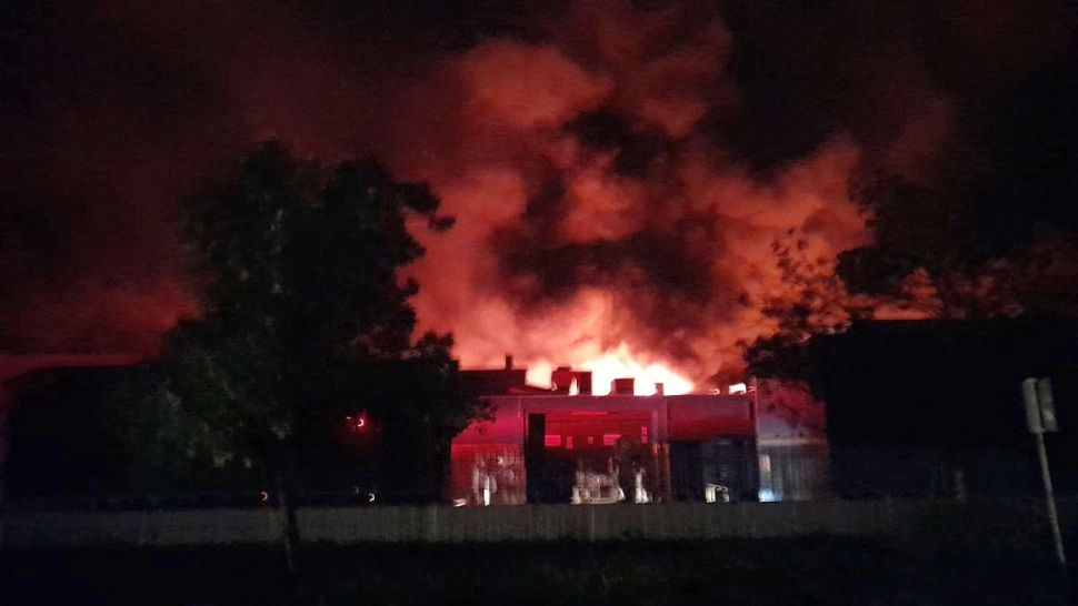 VIDEO Panică lângă Timişoara, incendiu puternic la o fabrică de echipamente frigorifice, au intervenit pompieri din 4 județe