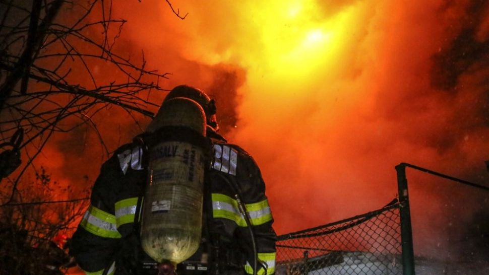 Atac în stil mafiot, în Teleorman - A dat foc la casă și mașină din cauza unui lanț de aur