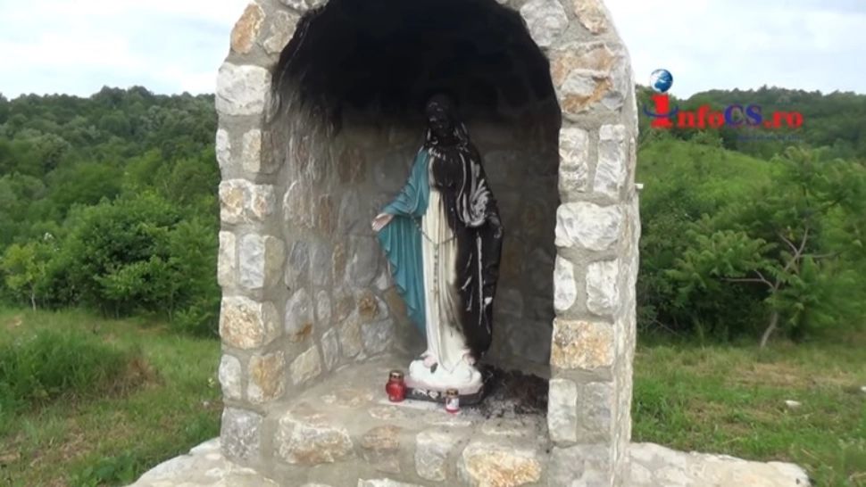 Statuie cu Fecioara Maria, INCENDIATĂ în curtea bisericii