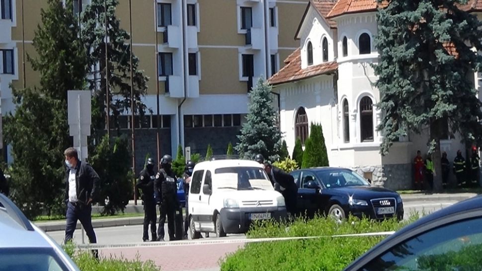 FOTO/VIDEO Un bărbat din Bistrița-Năsăud a amenințat că se aruncă în aer în fața Prefecturii! Care sunt MOTIVELE