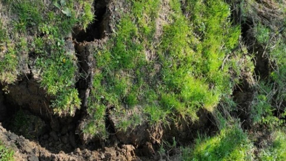 Alunecare de teren în Prahova, la 10 metri de o casă în care locuiesc două familii