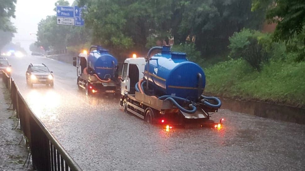 FOTO-VIDEO Rupere de nori la Craiova! Străzi și clădiri inundate, copaci căzuți. Primele măsuri luate de Olguța Vasilescu după ravagiile ploii torențiale