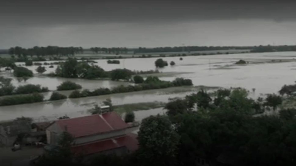 România, sub ape: sute de oameni izolați, case în pericol de prăbușire. Imaginile dezastrului VIDEO 