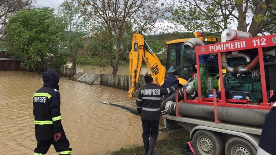 O furtună puternică a făcut ravagii, în județele Galați și Brăila: case inundate, zeci de copaci doborâți - VIDEO