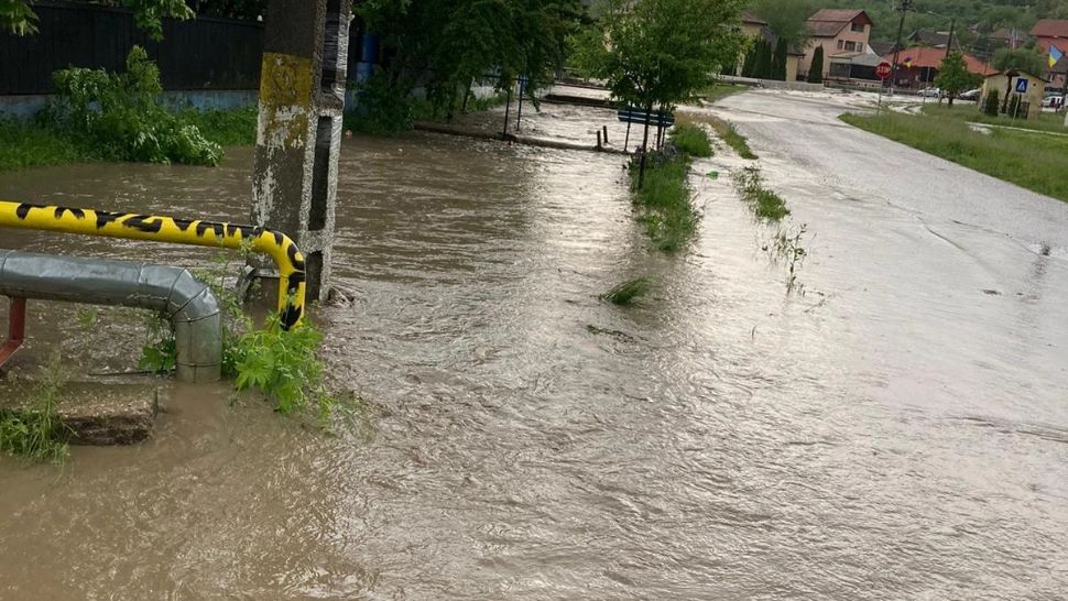 Urgia se abate din nou peste județul Vrancea. COD ROȘU de ploi torențiale, cantități uriașe de precipitații