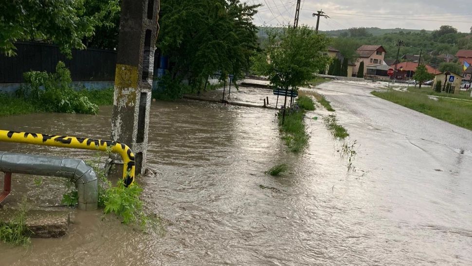 VIDEO Ploile, grindina și puhoaiele au făcut prăpăd în țară