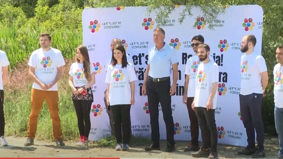 VIDEO | Președintele Iohannis ajută la strângerea deșeurilor de pe malul râului Argeș. „Natura nu e groapă de gunoi!”