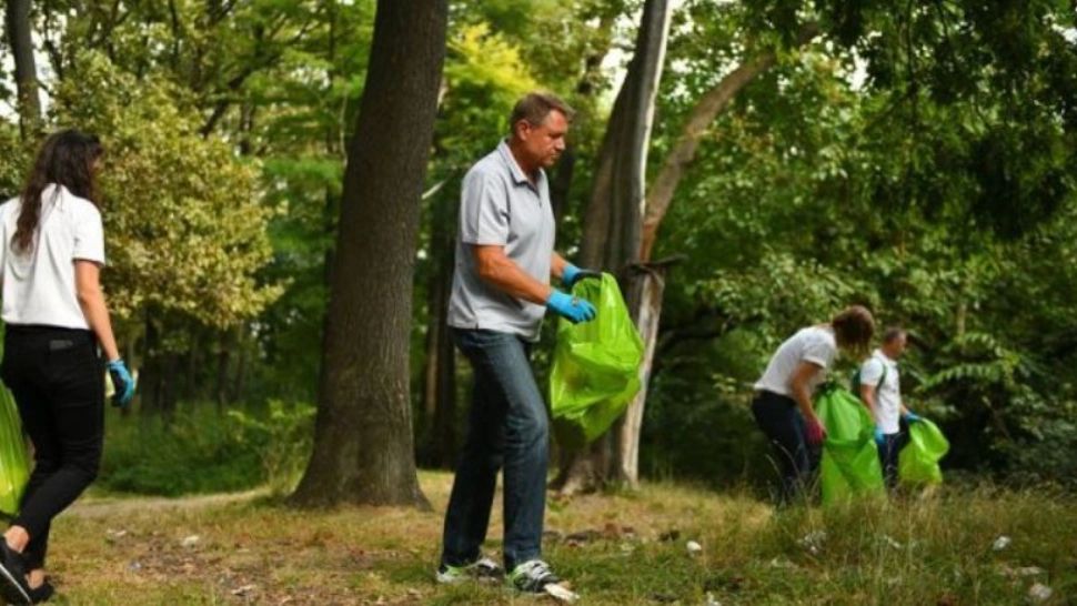 Klaus Iohannis participă, miercuri, la o acțiune de strângere a gunoaielor de pe râul Argeș