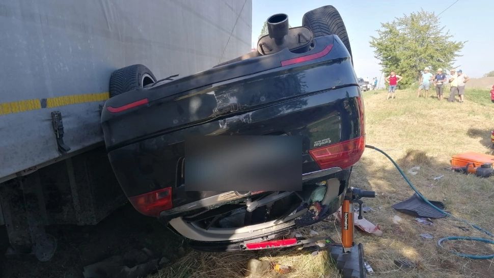 FOTO | Accident grav, în Cluj: 3 morți, între care un copil de 6 ani, și un minor rănit - Un autoturism a fost strivit de un TIR