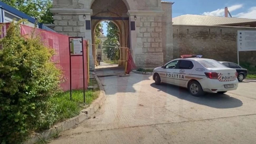 Descoperire MACABRĂ. O pungă în care se afla un picior de om, găsită în curtea unei biserici